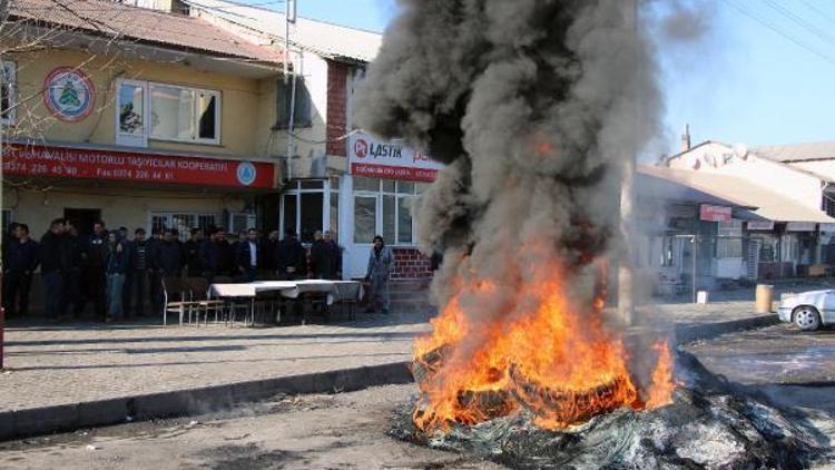 İşsiz kalan kamyoncular lastik yaktı