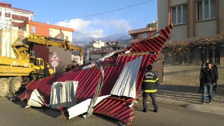 Kahramanmaraşta fırtına 20 çatıyı uçurdu, 5 kişiyi yaraladı