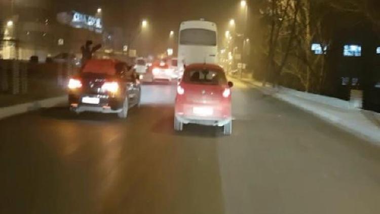 Asker konvoyunda drift yapan araç trafiği tehlikeye soktu