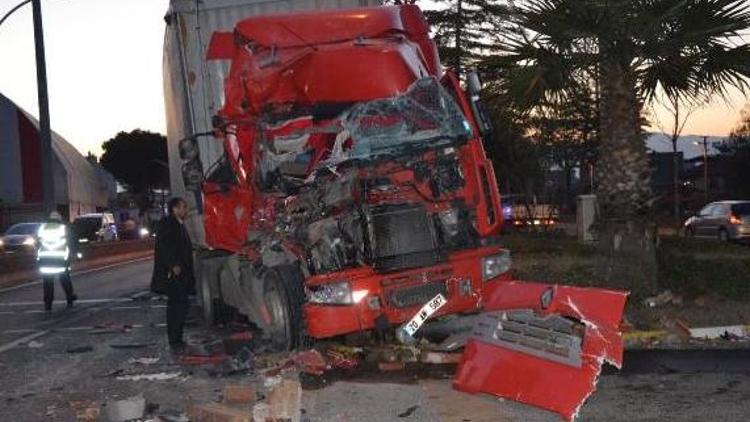 Kamyona çarpan TIRın sürücüsü yaralandı