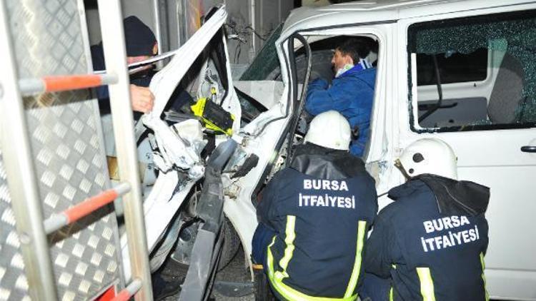 Alkollü sürücü, TIRa çarptığı kamyonetinden güçlükle çıkarıldı