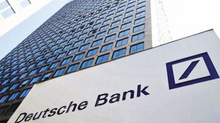 Fitch Deutsche Bankın kredi notunu indirdi