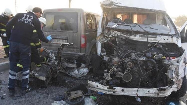 Minibüs hafif ticari araca çarptı: 1 ölü, 1 yaralı