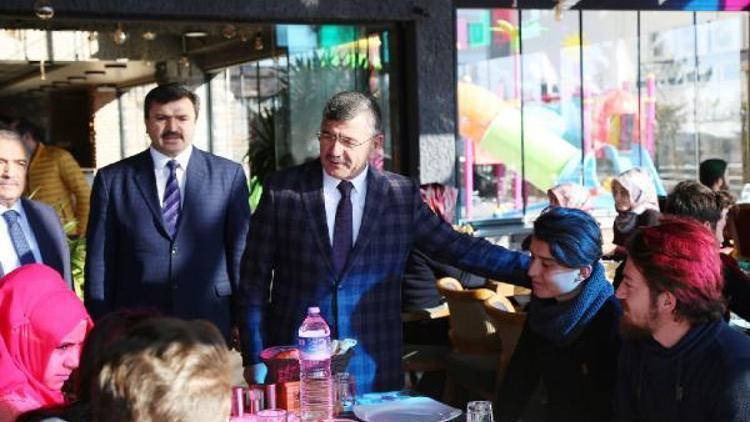 Başkan Akdoğan, burs alan öğrencilerle buluştu