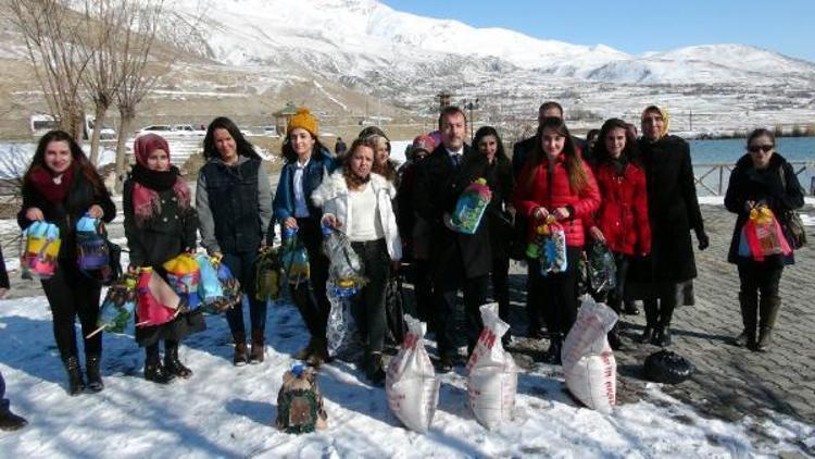 Plastik atıklardan kuş yemliği yapıp, ağaçlara astılar