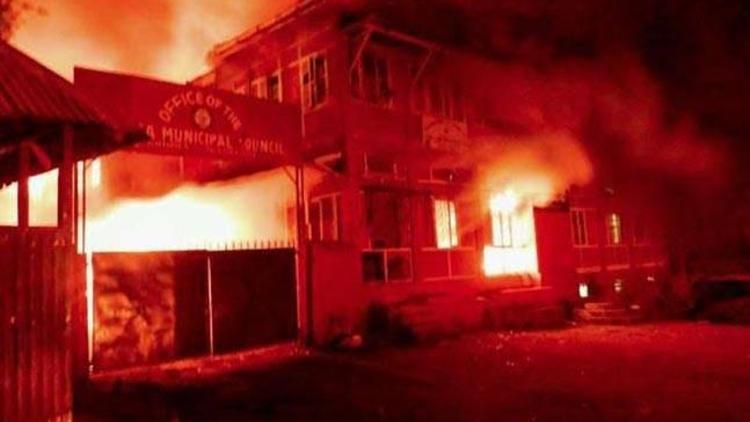 Hindistanda göstericiler hükümet binalarını ateşe verdi