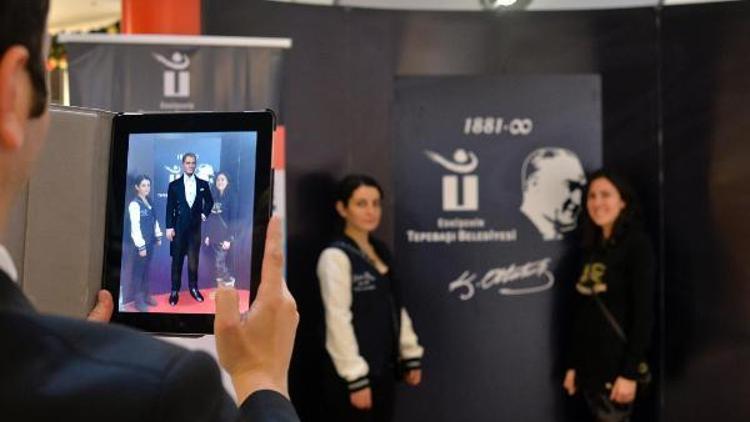 Atatürkün üç boyutlu görüntüsü ile fotoğraf çekimi