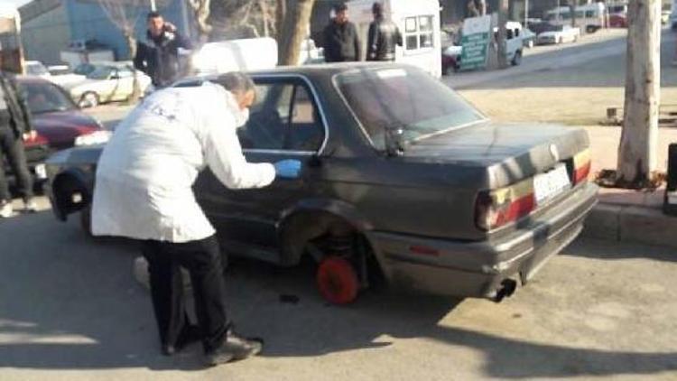 Tamirhane önündeki otomobilin lastikleri çalındı