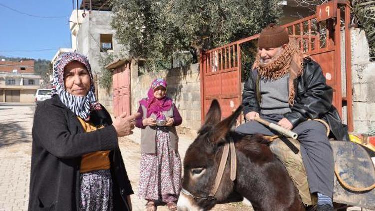 40 yıldır eşek sırtında süt satıyor