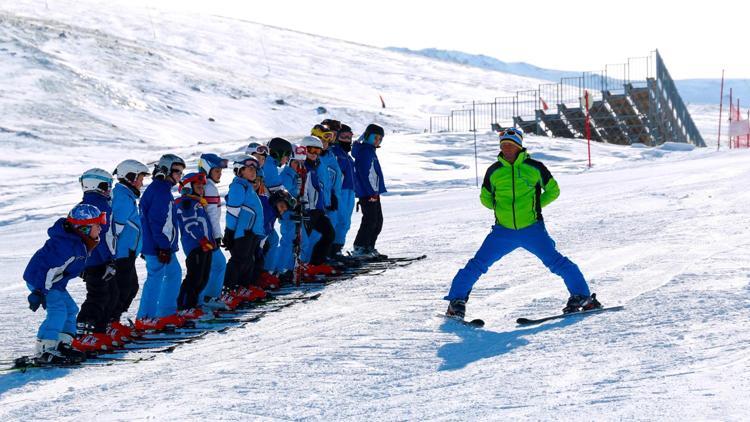 Kış Spor Okulunda 10 bin çocuk kayakla tanıştı