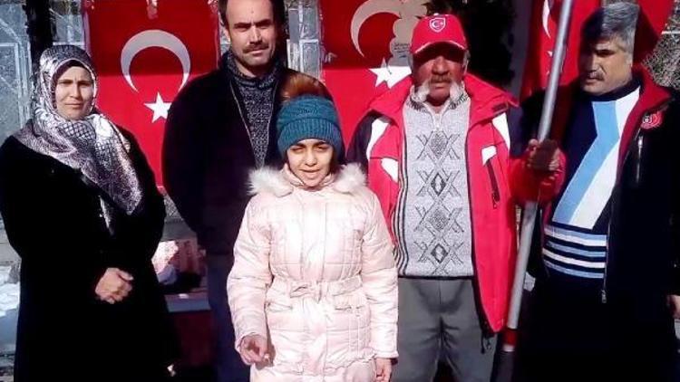 Merve, şehit ağabeyi için patlama olan durakta şiir okumuş