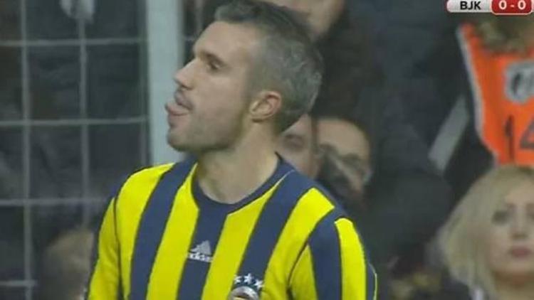 Robin van Persie tribünlere dil çıkardı