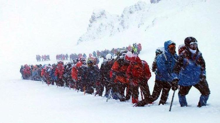 Erciyeste dağcılar, çığ nedeniyle zirveye ulaşamadı