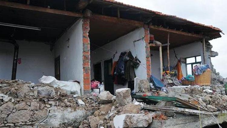 AFAD Başkanı: Az hasarlı evlerine girmesinler