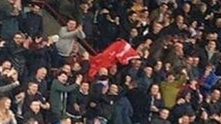 Leeds United maçında Türk bayrağı açılınca...