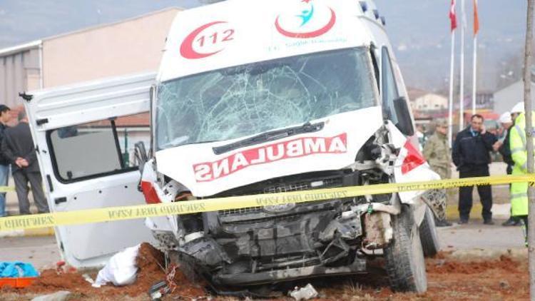 Ambulans, kavşakta minibüsle çarpıştı: 2 ölü, 4 yaralı