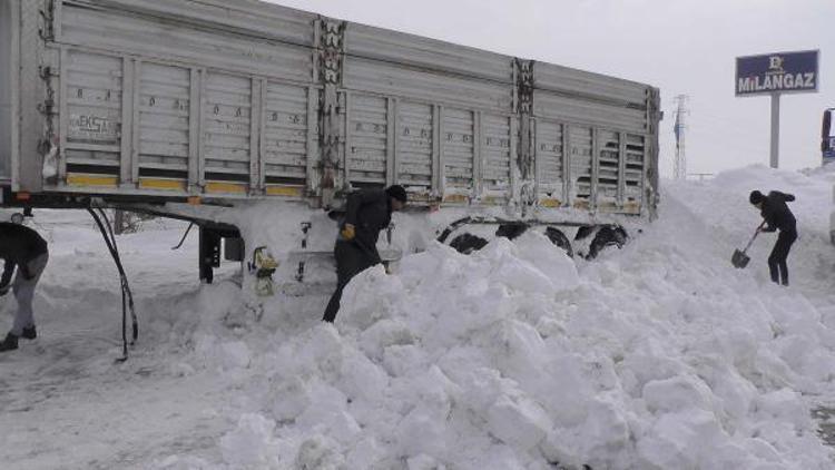 Kar altında kalan kamyonu 4 kişi 3 saatte kurtardı