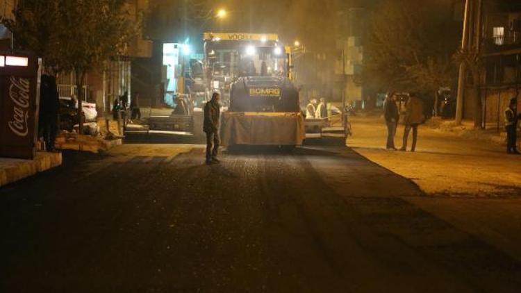 Silopi’de sokağa çıkmaya yasağı saatlerinde asfaltlama çalışması
