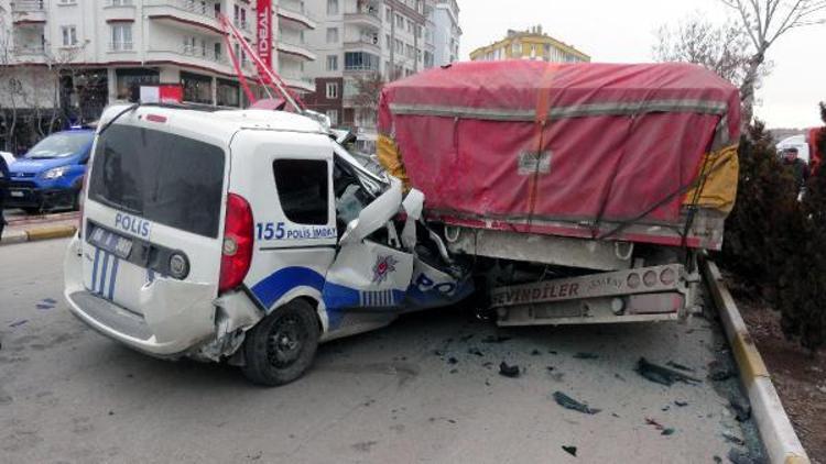 Polis aracı, TIRa çarptı: 1 yaralı