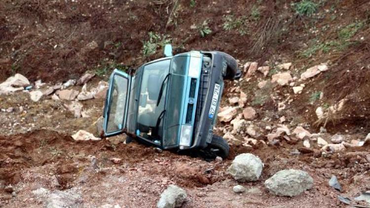 Zonguldakta otomobil şarampole yuvarlandı: 3 yaralı