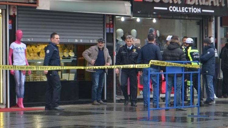 Bugün İstanbulda oldu... Silahlı ve maskeliydiler, polis onları arıyor