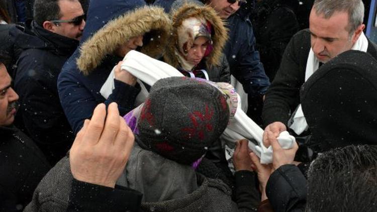 Sigarayı bırakma yürüyüşüne katılanlara beyaz atkı dağıtıldı