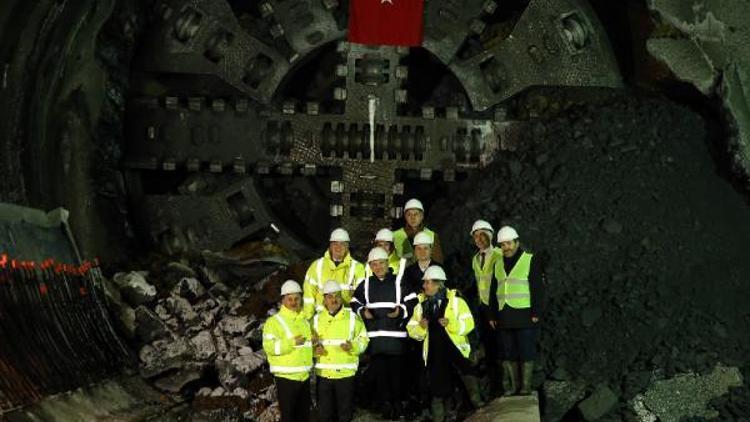 Fotoğraflar // Kabataş-Mecidiyeköy-Mahmutbey metrosunda tüneller birleşti