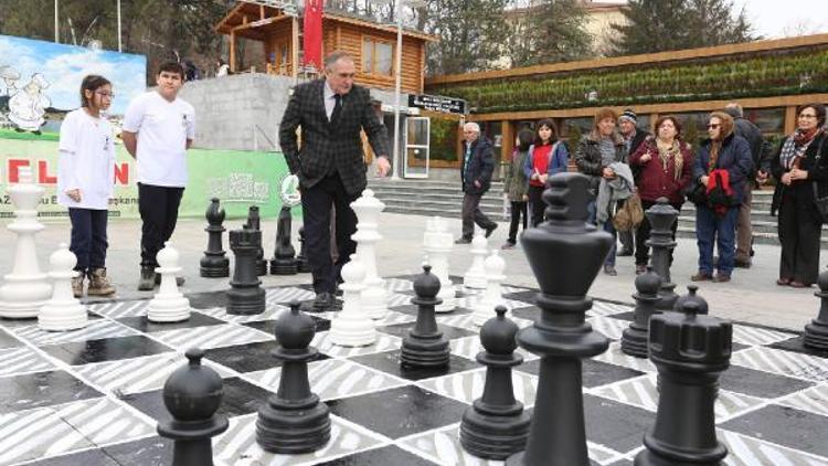 Başkan Yılmaz gençlerle satranç oynadı