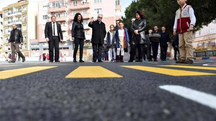 İlkokul bahçesinde trafik eğitim pisti