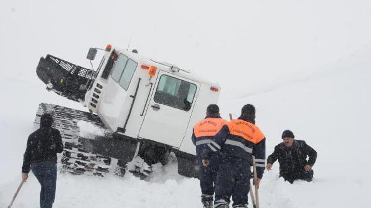 Su arızı ekibi, Mehmetçiğin paletli kar aracıyla 2 bin 700 rakımlı bölgeye ulaştı