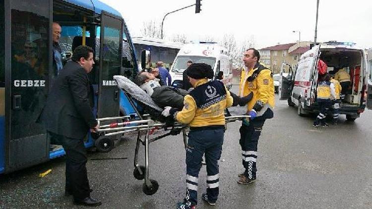 Gebzede minibüs ile halk otobüsü çarpıştı: 8 yaralı