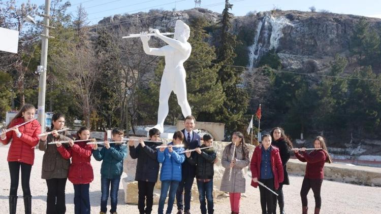 Apollon ile Marsyas’ın ‘kapıştığı’ Dinar’da, müzik yarışması sırası çocuklarda...