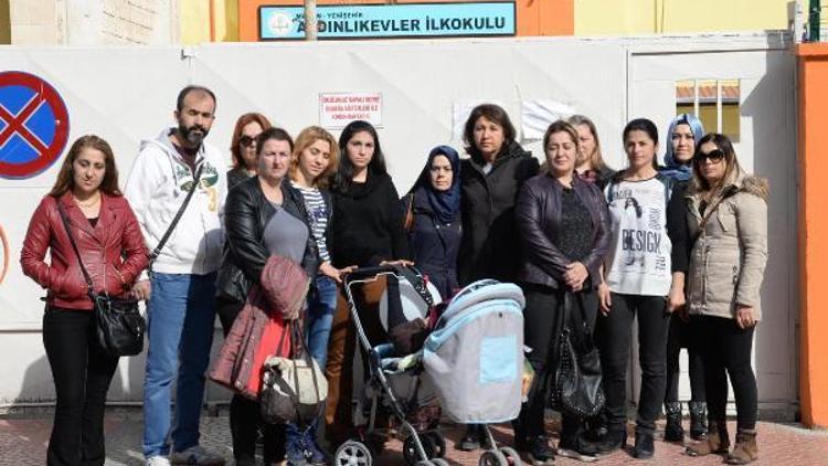 İhraç edilen öğretmene veliler sahip çıktı