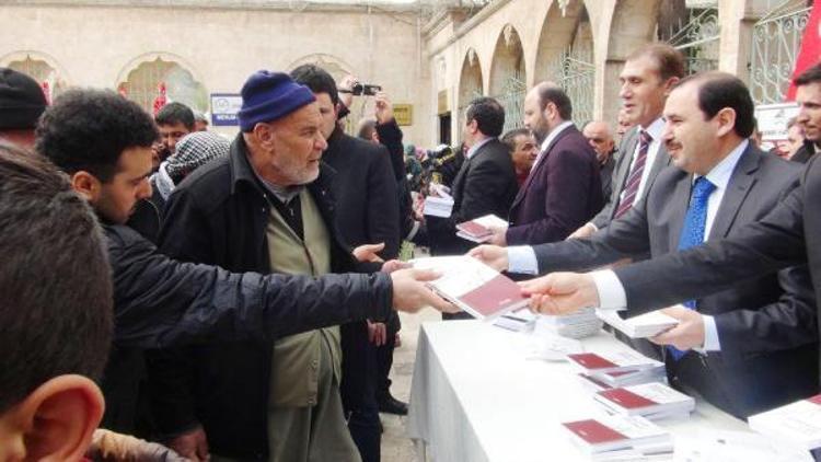 Dergah Camisinde kitap dağıtımı