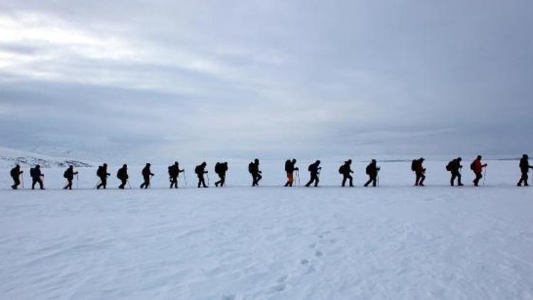 Gazeteciler buz tutan Çıldır Gölü’nde 8 kilometre yürüdü