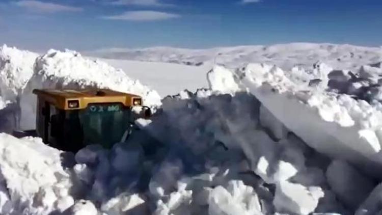 Karlıovada 2 metreyi aşan karla kapalı 47 köy yolu açıldı