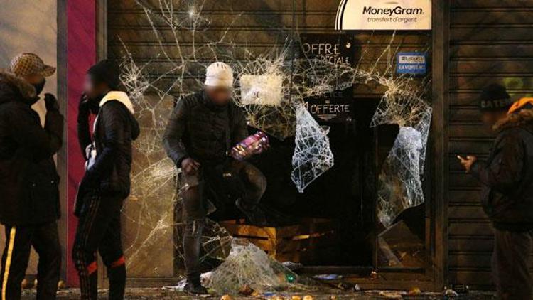 Paris’te polis şiddeti protesto edildi