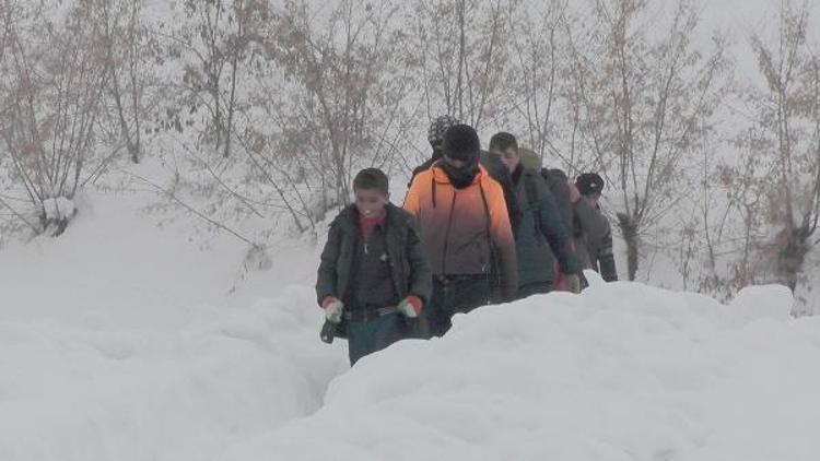 Öğrenciler, köy yolu açılmayınca Muşa yürüyerek gitti