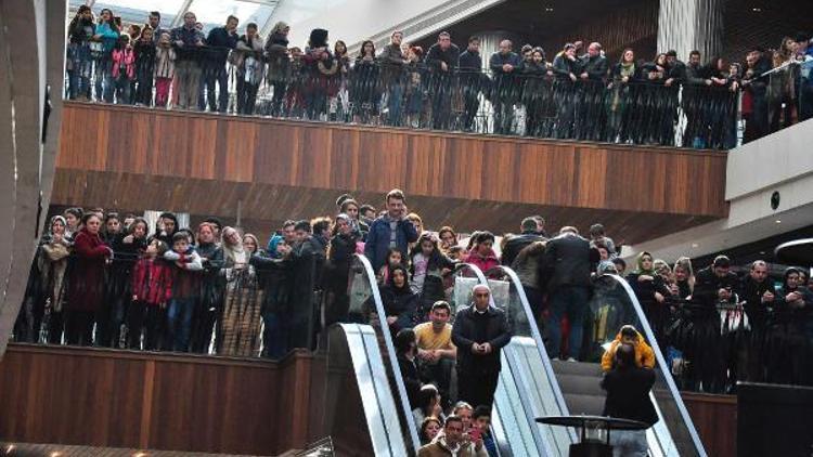 Rafet El Romanla AVMde Aşk şarkıları söylediler