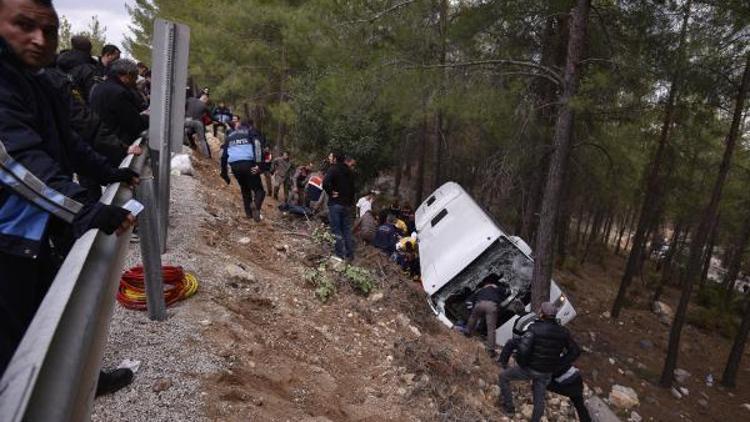 Şenlikten dönen midibüs uçuruma devrildi: 2 ölü, 9 yaralı (2) - yeniden