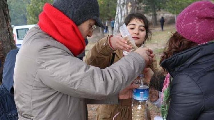 Çocuklar aç kalan kuşları unutmadı