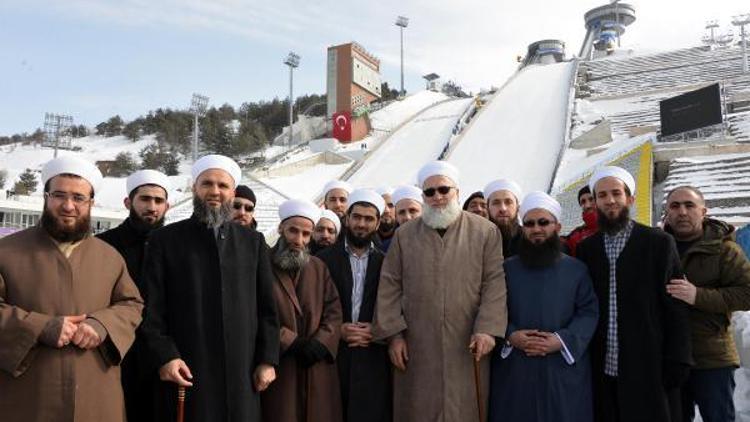 İsmailağa Cemaati, kayakçılara Kuran dağıtmaya geldi