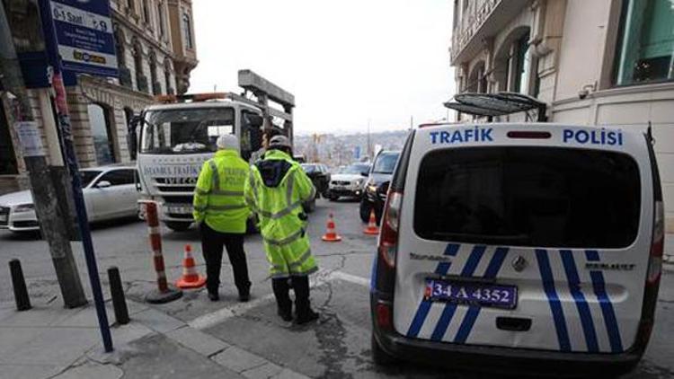 Son dakika Beyoğlunda yoğun güvenlik önlemi Şüpheli araçlar aranıyor