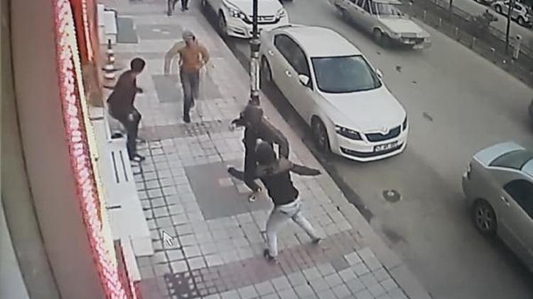 Sokaktaki bıçaklı kavga güvenlik kamerasında