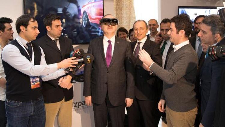 Bakan Özlü Hololensi böyle denedi