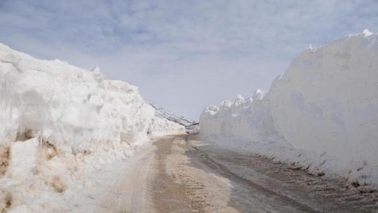 Ovacıkın köy yollarında kardan koridor oluştu