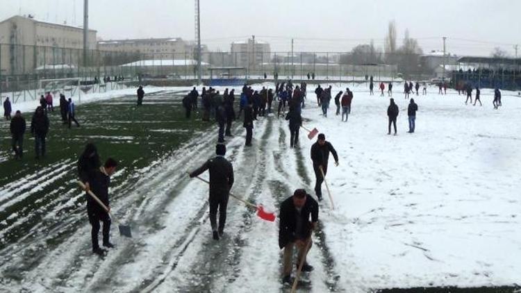 Futbol sahasındaki karları taraftar temizledi