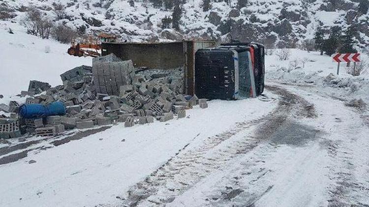 Buzlu yolda kayan kamyon şarampole devrildi: 1 yaralı