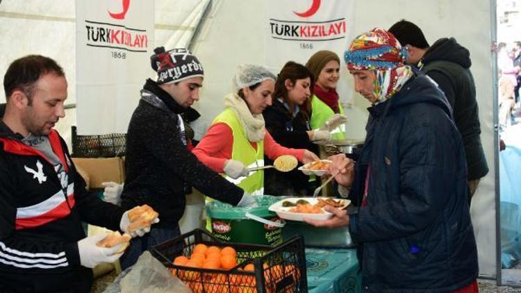 Türk Kızılayından depremzedelere sıcak aş