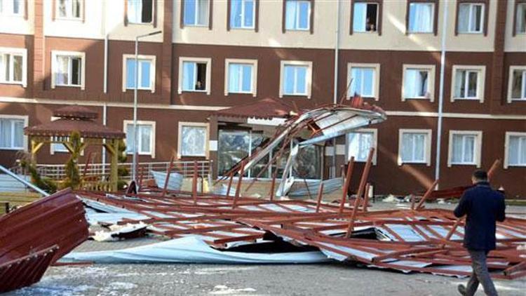 2000 öğrencinin kaldığı kız öğrenci yurdunun çatısı çöktü